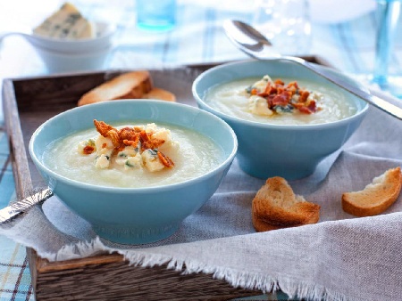 Крем супа от карфиол, целина, сметана, синьо сирене и бекон - снимка на рецептата